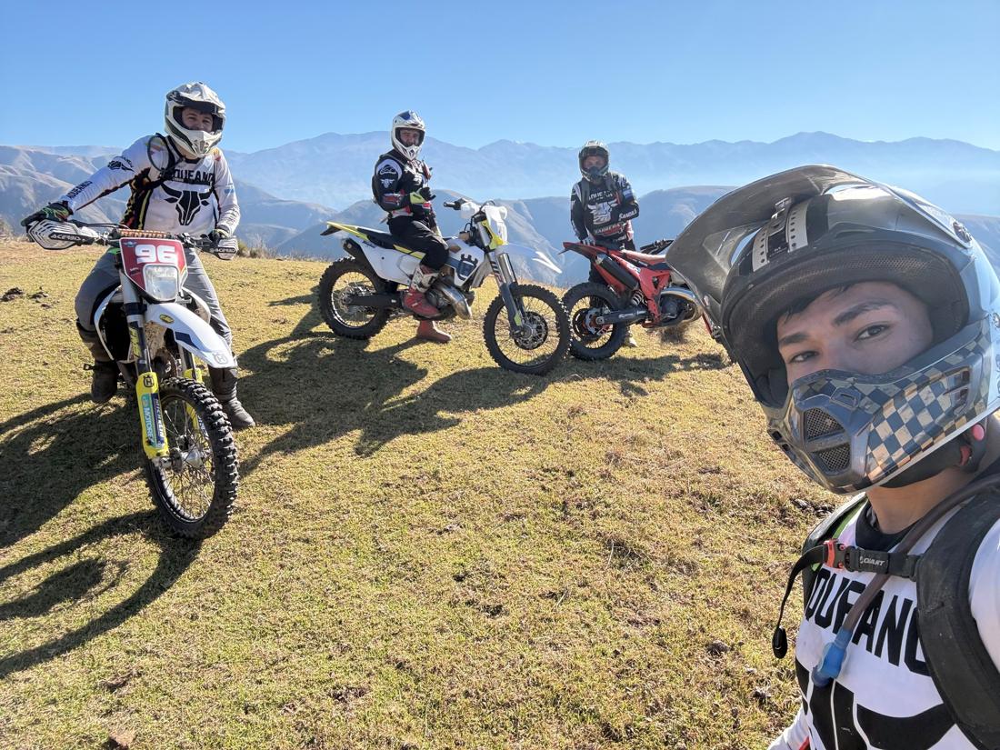 Pilotos con sus motos en lo alto de los cerros