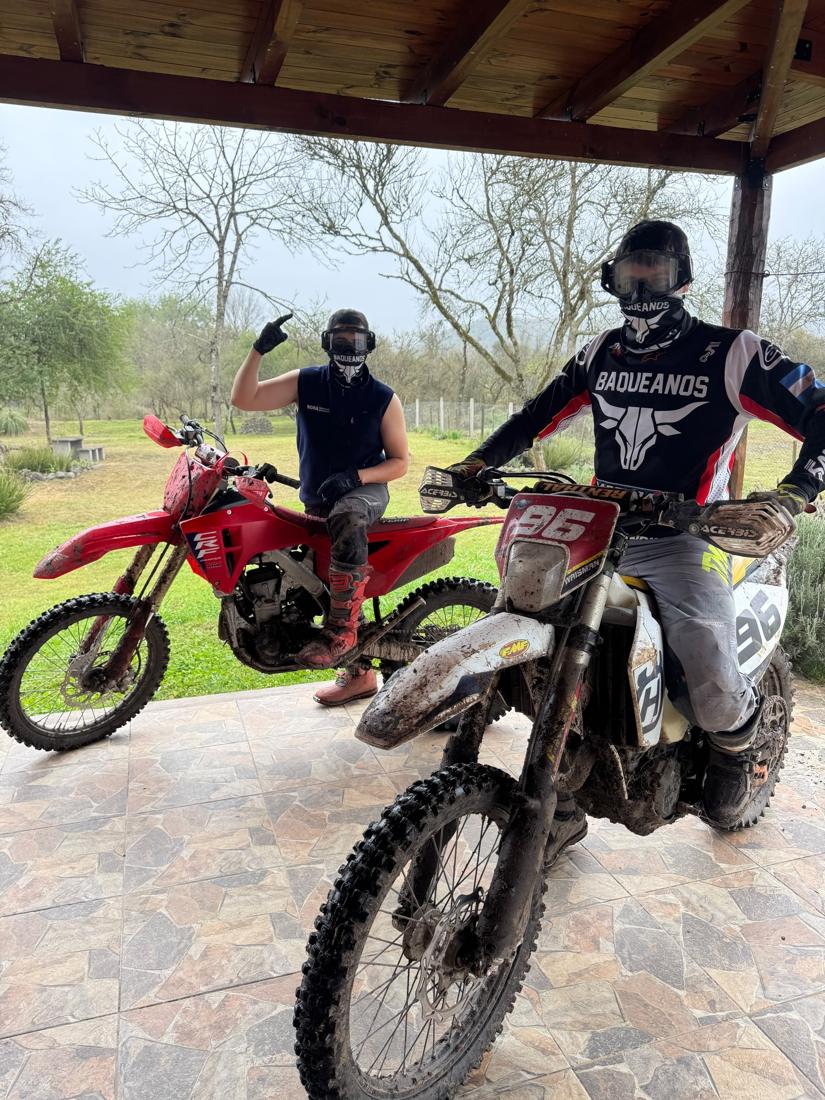 Dos pilotos con cuello BAQUEANOS después de una salida con barro