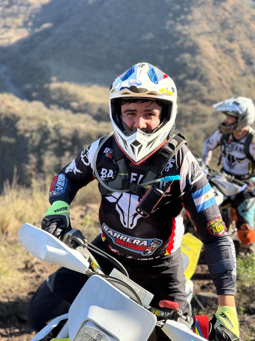 Piloto sonriendo con el casco puesto